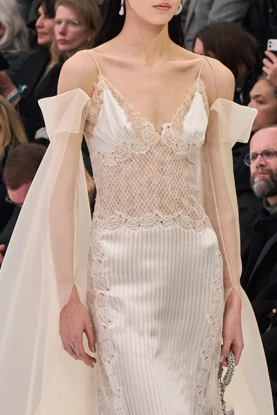 Look 32